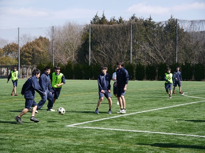 サッカーをしています。